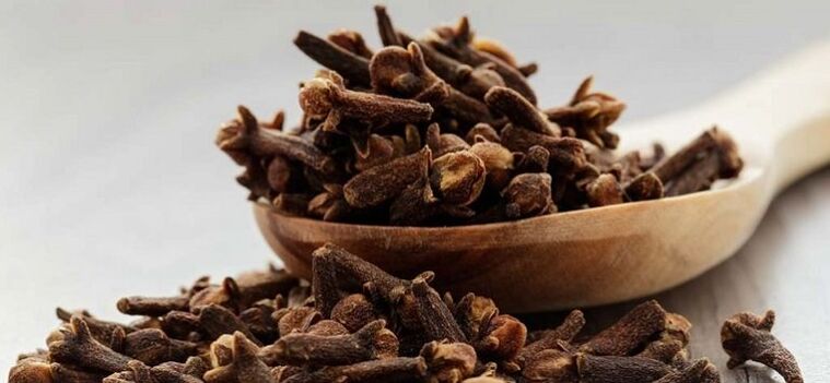Clove essential oil helps repel worms