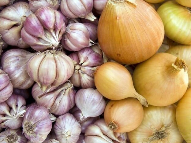 Fresh onions and garlic to remove worms