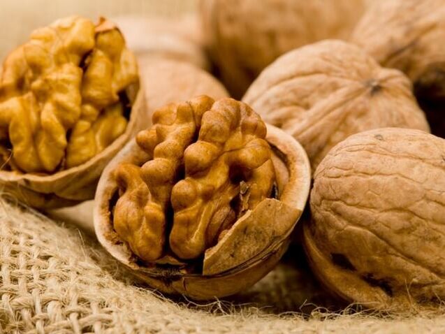 To treat helminthiasis at home, walnuts are used. 